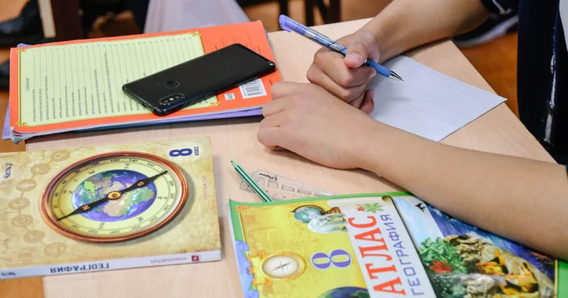 Ортақ тіл табысу оңай емес . Депутат мектептердегі смартфондар туралы кесімді пікір білдірді