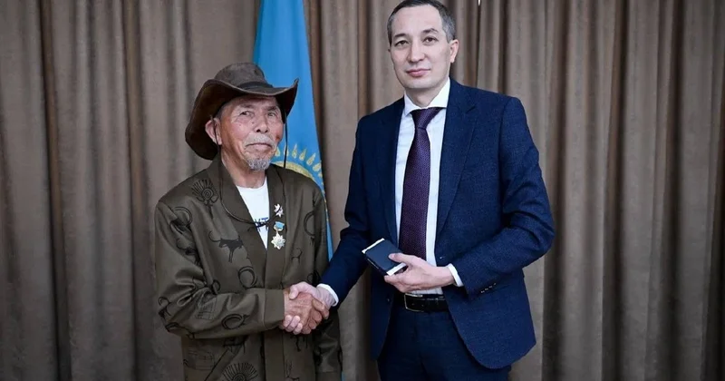 Әлемді жаяу аралау: 76 жастағы ұлытаулық саяхатшы мемлекеттік сыйлыққа ие болды