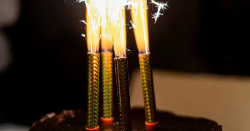 Свечи фейерверки на торте вызвали пожар в кафе в Алматы