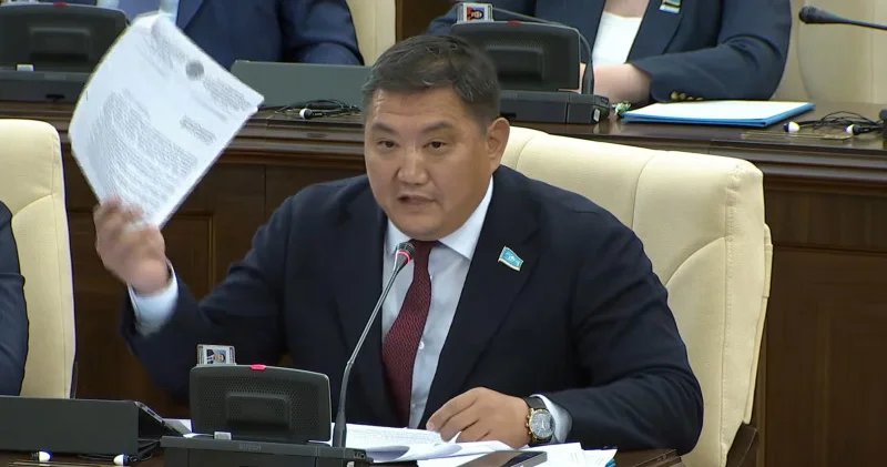 Біз білуіміз керек . Депутат Базарбек жағымсыз құжатты көрсетті