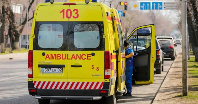 Қарағандыда жедел жәрдем көлігі жол апатына ұшырады жүргізуші жауапқа тартылды
