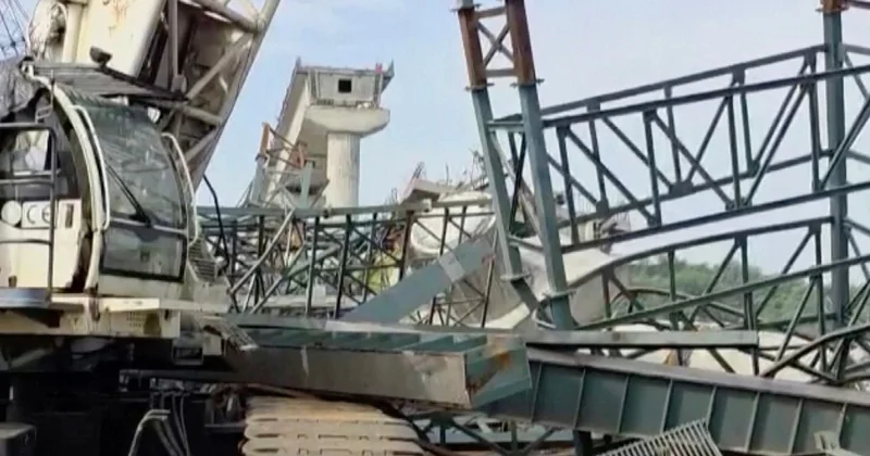 Үндістанда салынып жатқан көпір құлады: 6 адам қаза тапты