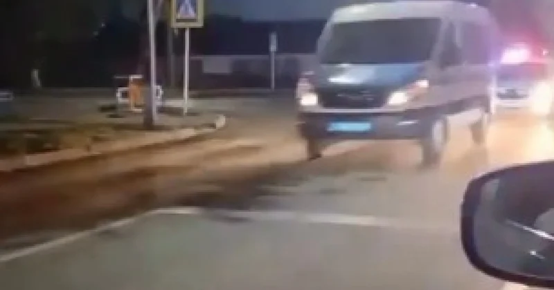 Павлодарда GTA стиліндегі патрульдік көлікті ұрлау сәті бейнежазбаға түсіп қалды video