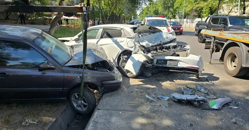 Алматыда тар жолға сыймай қалған автобус үш көлікті арықтан асырып жіберді