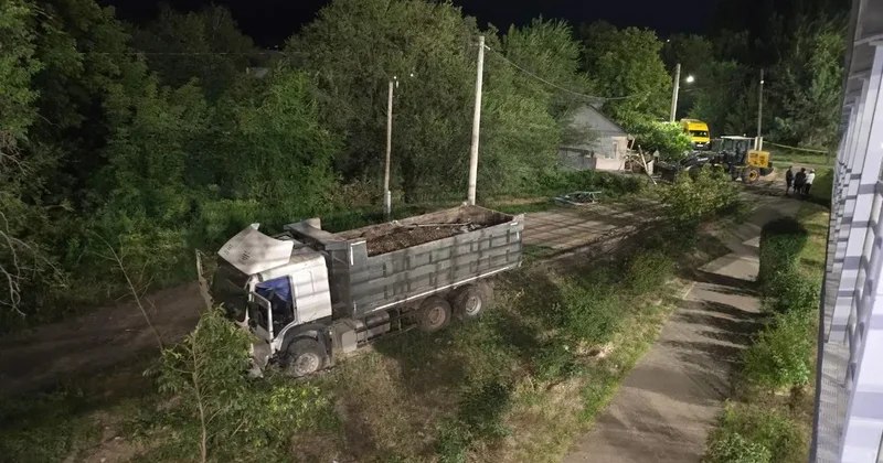 Алматыда түнде екі жүк көлігі соқтығысып, тұрғын үй аумағына кіріп кете жаздады