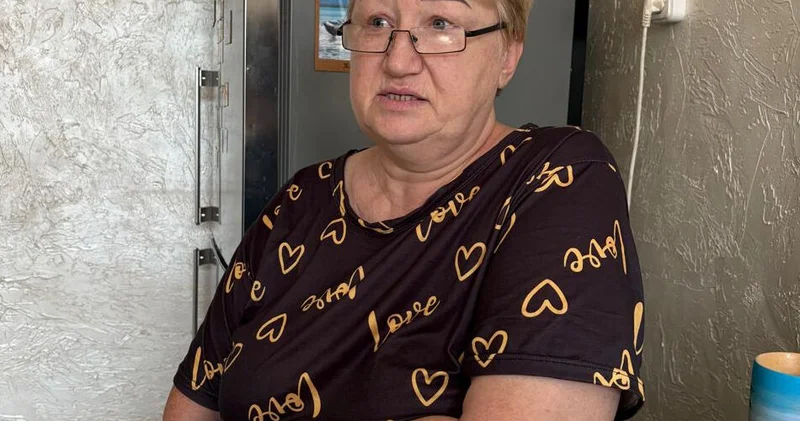 Бабушка, вы ему никто!