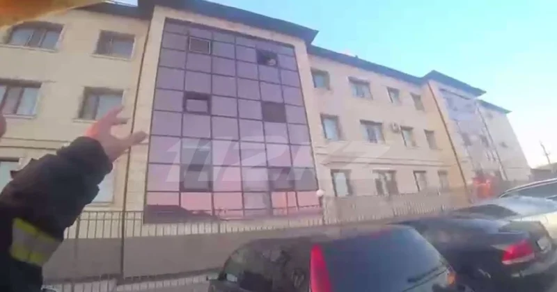 Двухлетний ребенок оказался заперт в квартире в Караганде (видео)