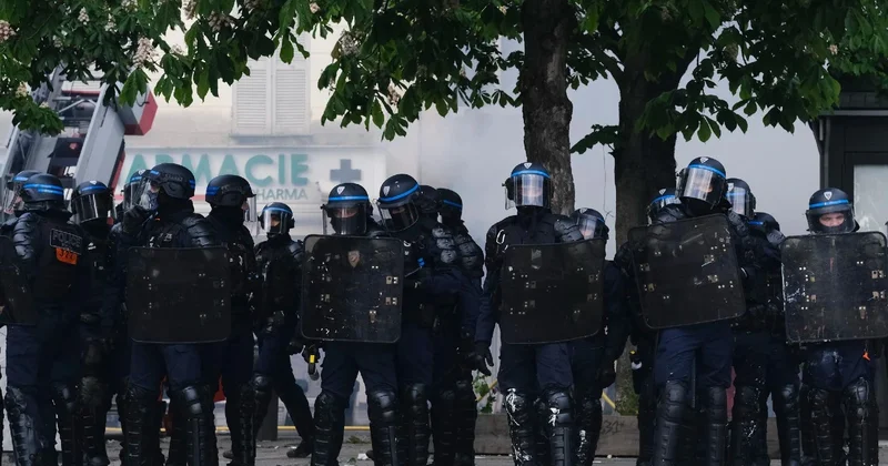 Школьники вышли на протесты во Франции из за нехватки учителей и переполненных классов