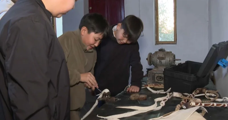 Жас шебер қамшының он бес түрін өреді