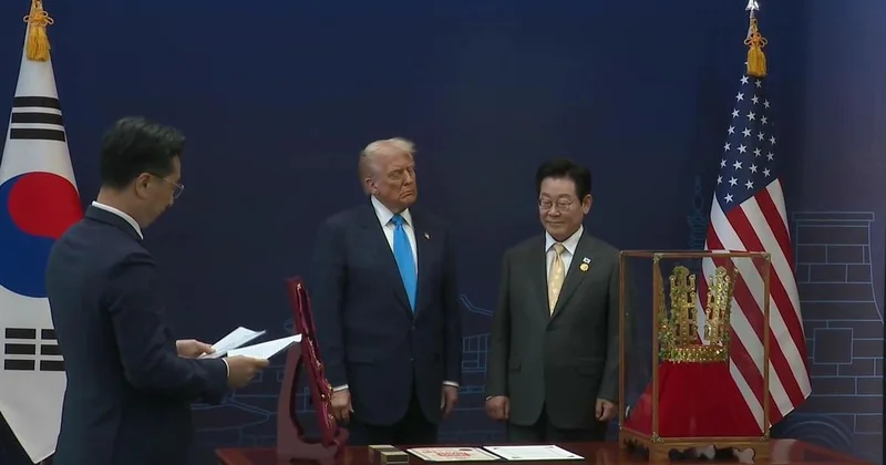 Президент Южной Кореи подарил Трампу золотую корону (видео)