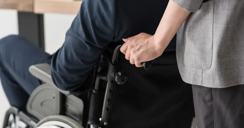 В правительстве отказались уравнять оплату индивидуальных помощников и ухаживающих за инвалидами из за моратория