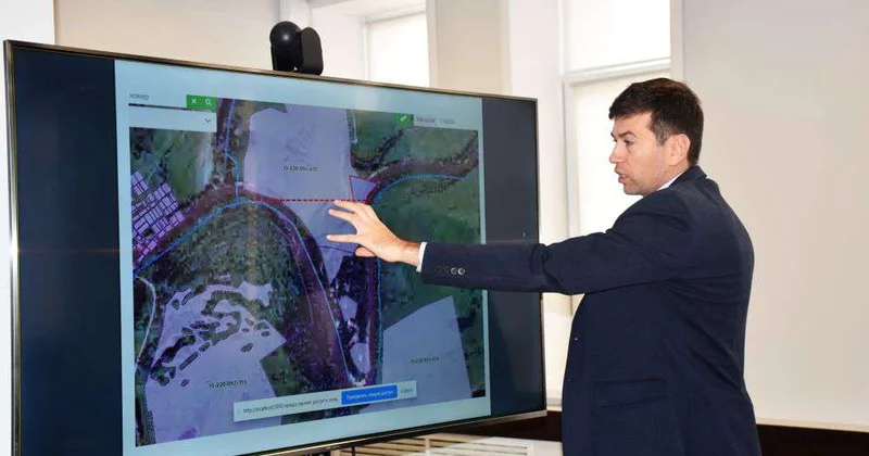 Спасаясь от воды, отхватили землю