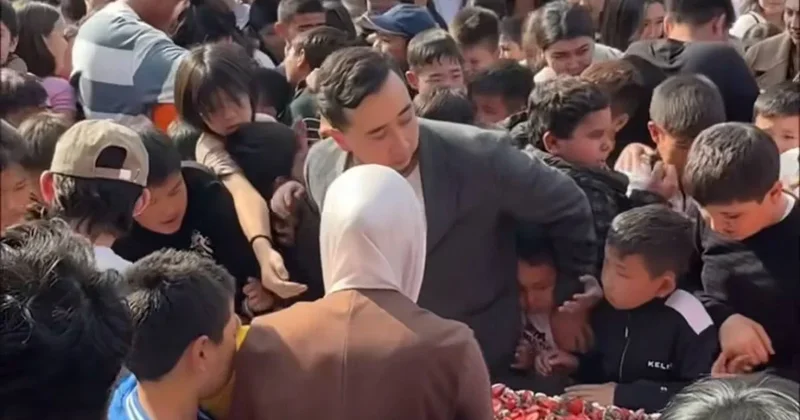 В Алатау устроили давку из за бесплатной еды