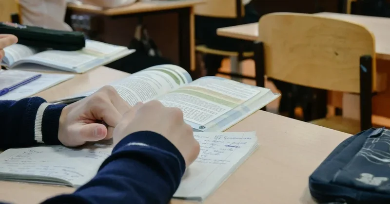 Қазақстанда ертегі кейіпкерлеріне байланысты мектеп оқулықтарын қайта басып шығаруға тура келді