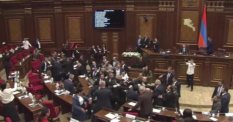 Армения парламентінде Пашинян партиясының депутаттары мен оппозиция төбелесіп қалды