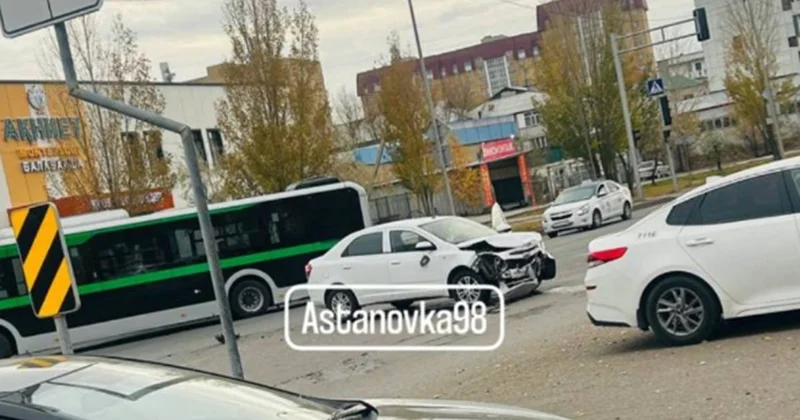 Две машины столкнулись на перекрестке в Астане