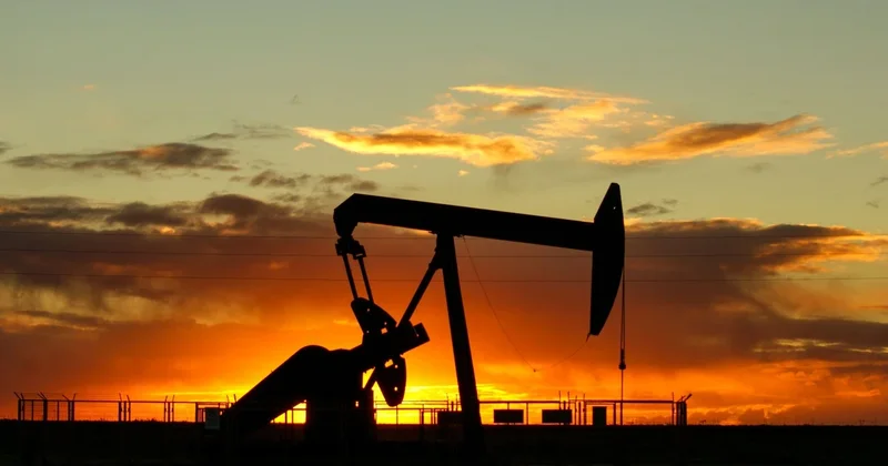 Нефть дорожает, но тенге слабеет к доллару. Почему?
