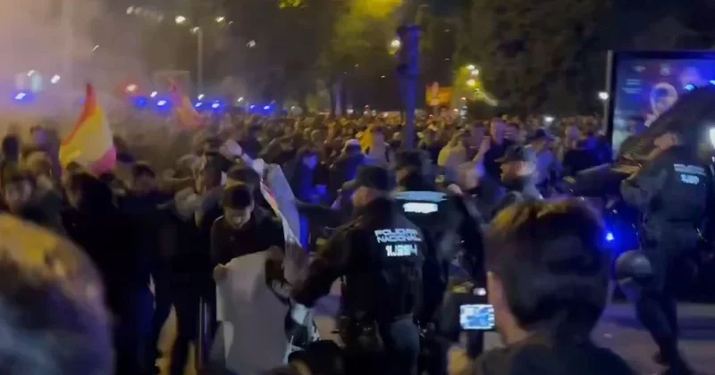 В Испании требуют отставки министра транспорта после гибели 68 человек в железнодорожной катастрофе (видео)