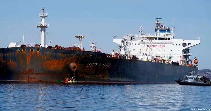 У берегов Турции загорелись два судна теневого флота РФ