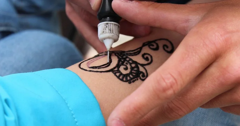 Опасный бьюти эксперимент: девушке сводили тату маникюрной фрезой