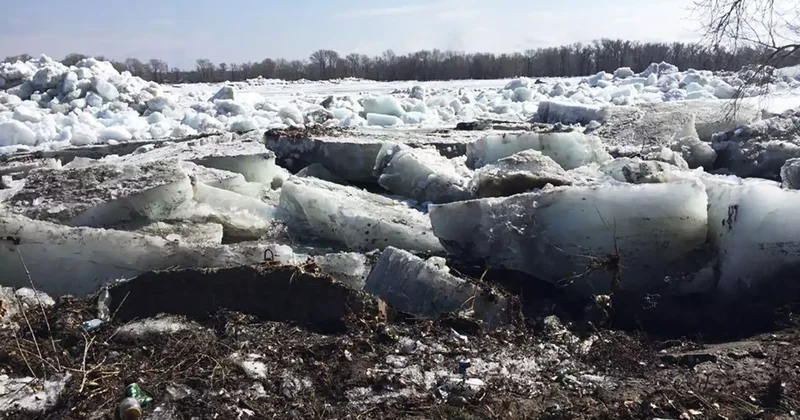 Батыс Қазақстанда мұз астына түсіп кеткен көліктен жүргізуші дер кезінде шығып үлгерді