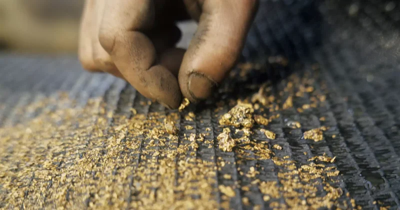 Металды заңсыз өндіргендердің жазасын жеңілдетуге уәде еткендер өздері сотталды