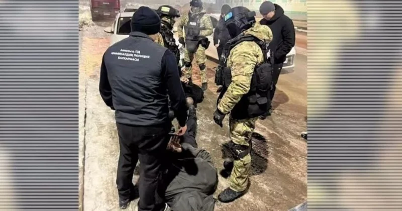 Несколько квартир ограбили в Алматы: подозреваемые попали на камеры видеонаблюдения