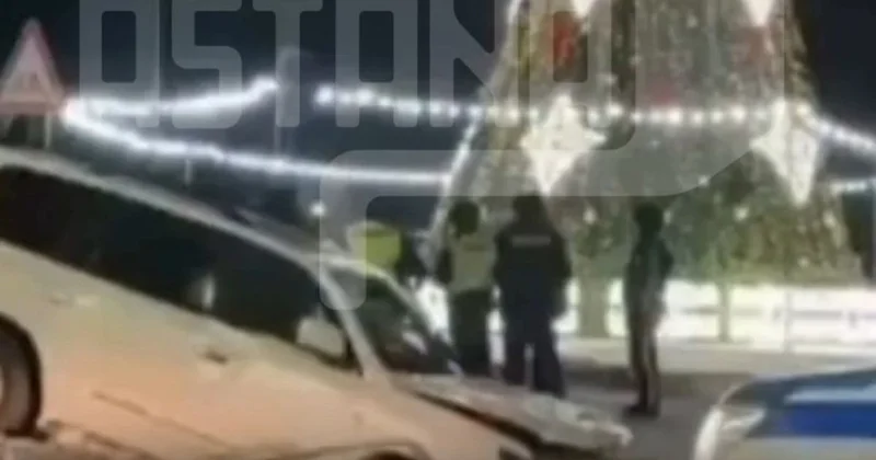 Не доехал до главной елки всего несколько метров : Land Cruiser снес ограждение в Кокшетау