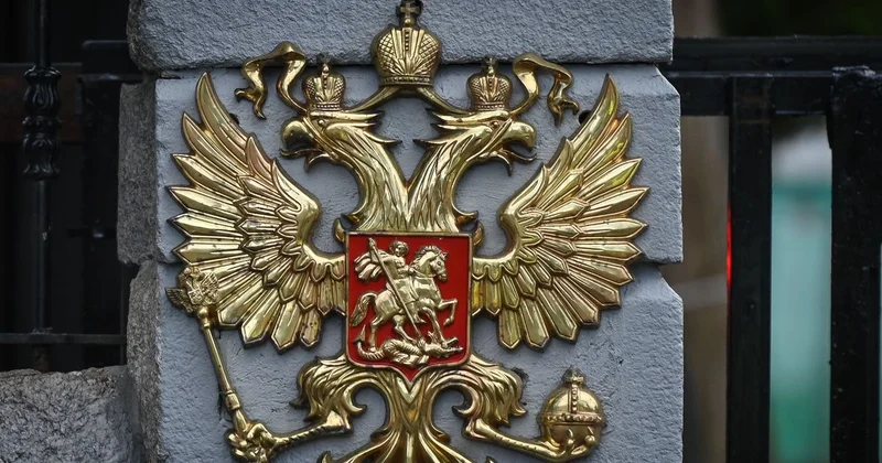 Путин после дискуссий официально закрепил на гербе России кресты