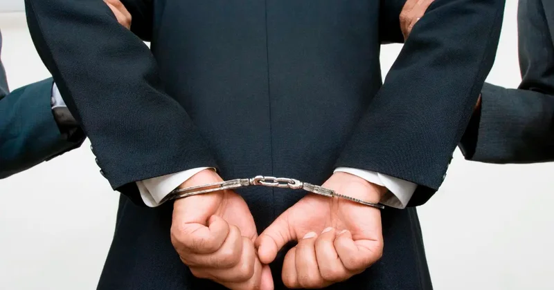 В ВКО по подозрению в коррупции задержали главу управления дорог и руководителя департамента образования