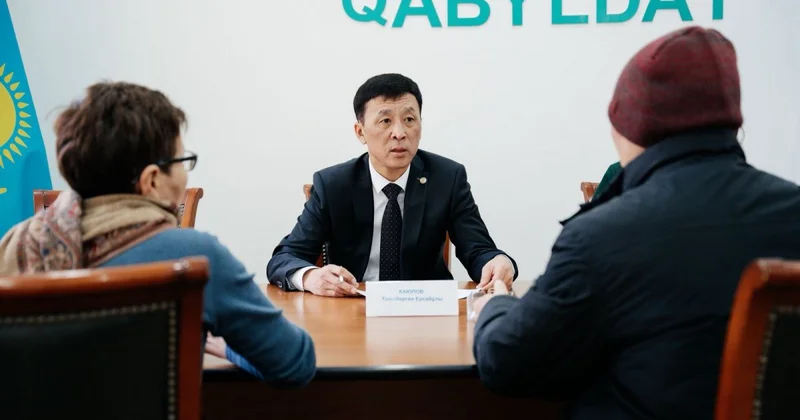 Партия AMANAT: общественные приемные продолжают помогать казахстанцам