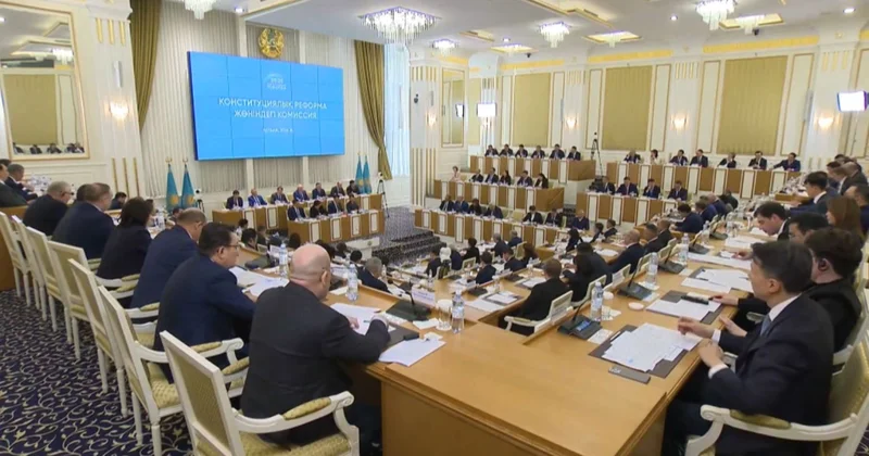 Жаңа Конституция қабылдау ұсынылды