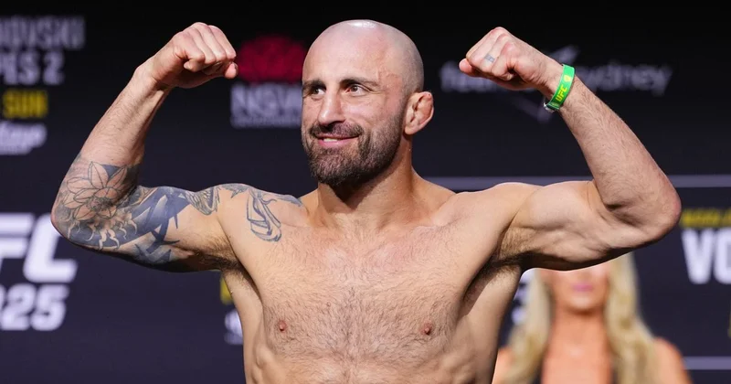 Волкановски и Лопес провели дуэль взглядов перед титульным реваншем в UFC (видео)