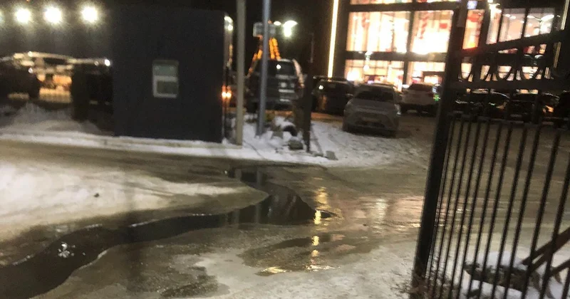 Сәтпаев даңғылындағы аулалар кәріз суына толды: тұрғындар денсаулығына алаңдаулы