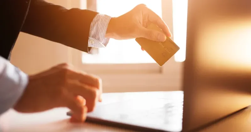 Жетісу тұрғынын банктік шот ашуға мәжбүрлеген үш жас жігіт ұсталды