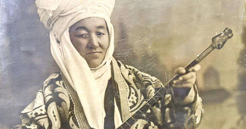 Пока поет ее домбра