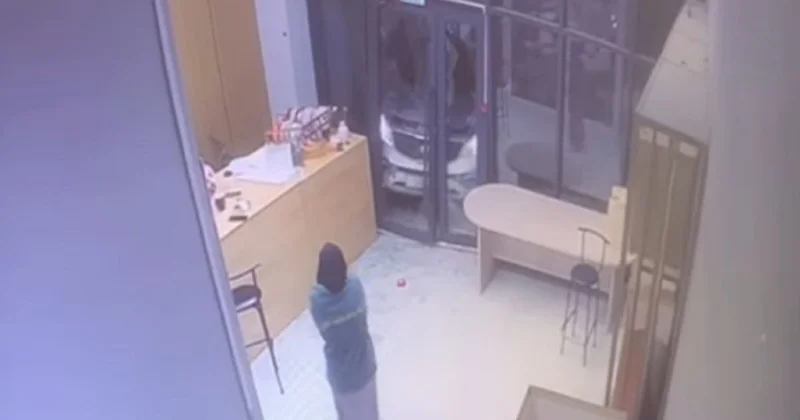 Автомобиль влетел в цветочный магазин в Актау из за гололеда (видео)