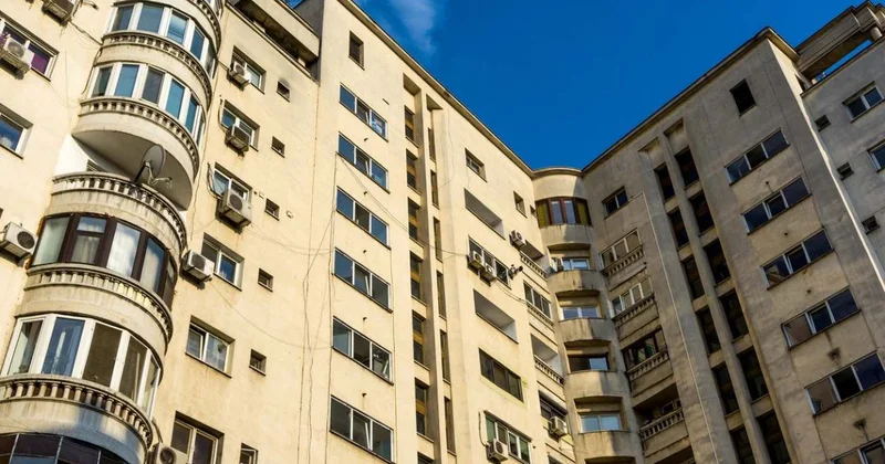 Женщина справила нужду в подъезде в Уральске