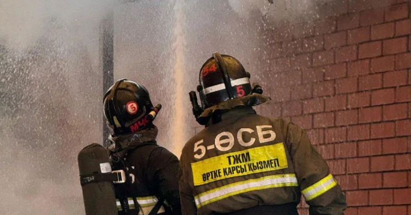 Спасали дом: гараж и летнюю кухню тушили в садоводческом коллективе в Актобе (фото, видео)