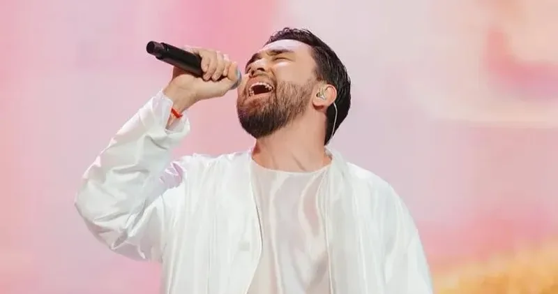 Amre жантебірентерлік үнімен ән шырқап, көрермен көңілін тербеді