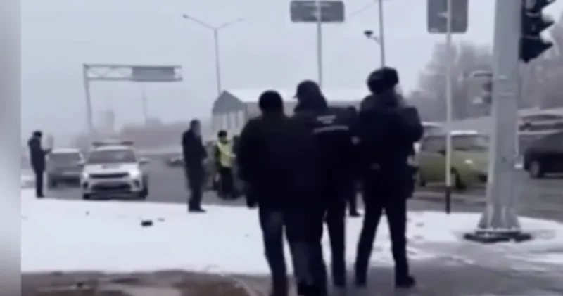 “Түрі ұнамаған“. Шымкентте ер адам көшедегі бөтен әйелді пышақтап өлтірген