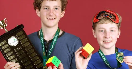 Көзі байлаулы спортшы рубик кубигін 11,67 секундта құрастырды