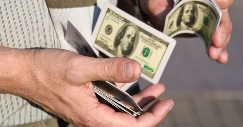 Денег в Казахстане не прибавилось, но они перетекли из одних карманов в другие, сообщают аналитики