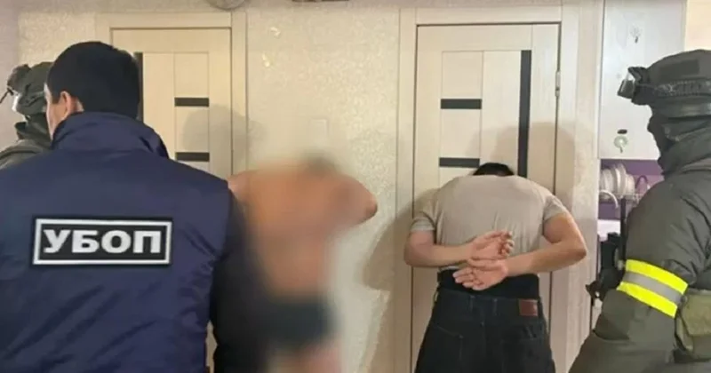 Один был в трусах: сотрудники УБОП и спецназа провели задержания в ВКО (видео)
