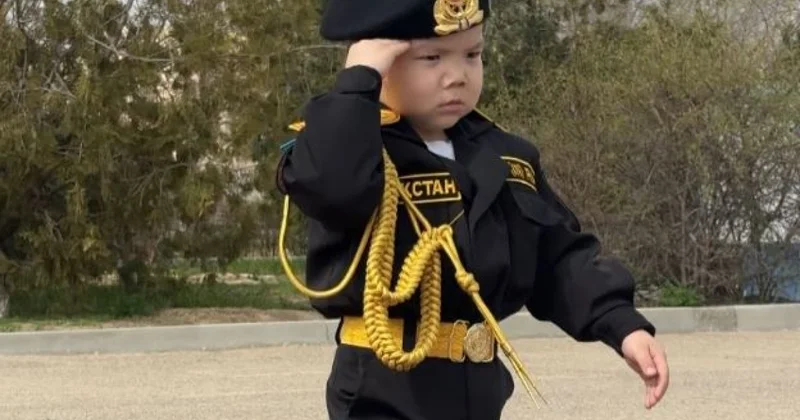Трехлетний мальчик принял присягу на плацу воинской части в Актау
