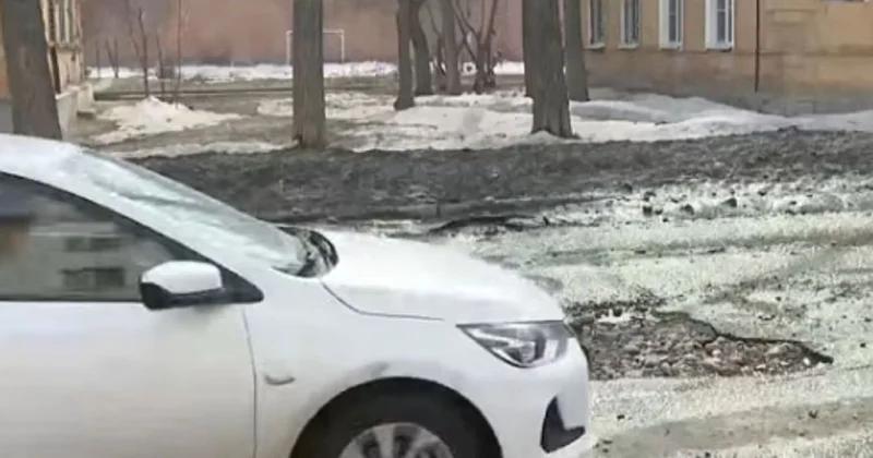 Растаяли снег и асфальт : жители Усть Каменогорска пожаловались на плохие дороги