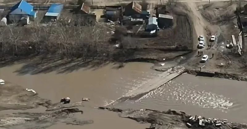 Река затопила мост в Акмолинской области: людей на лодках переправляли к домам (видео)