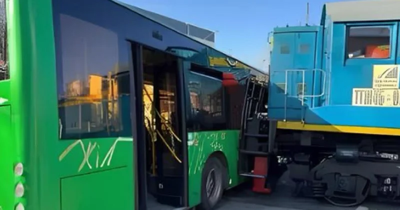 Маршрутный автобус столкнулся с поездом в Алматинской области: что известно