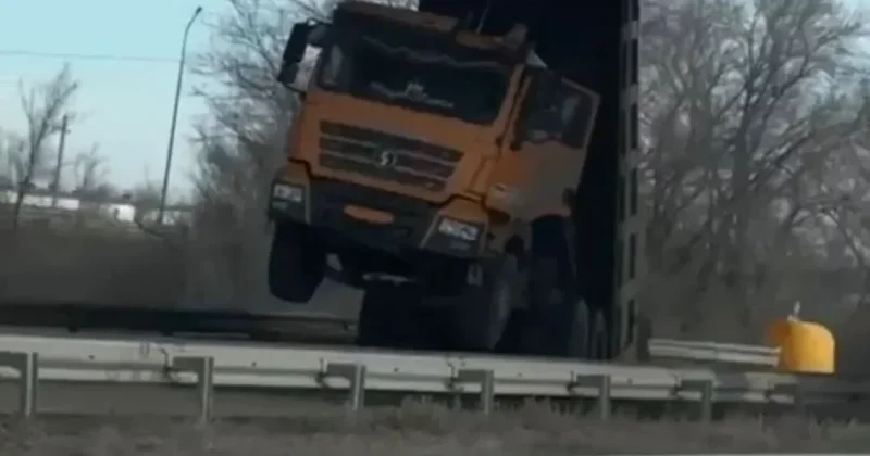 Многотонный грузовик повис под мостом в Костанае