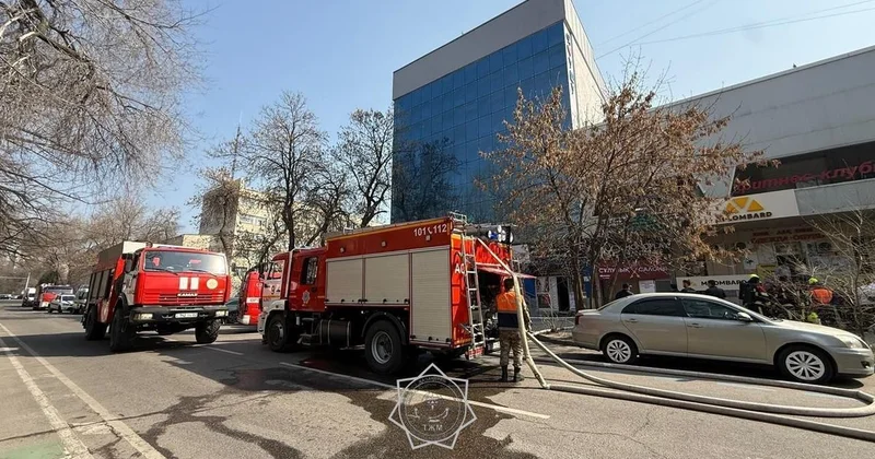 Пожар в офисном здании в центре Алматы: есть пострадавшие